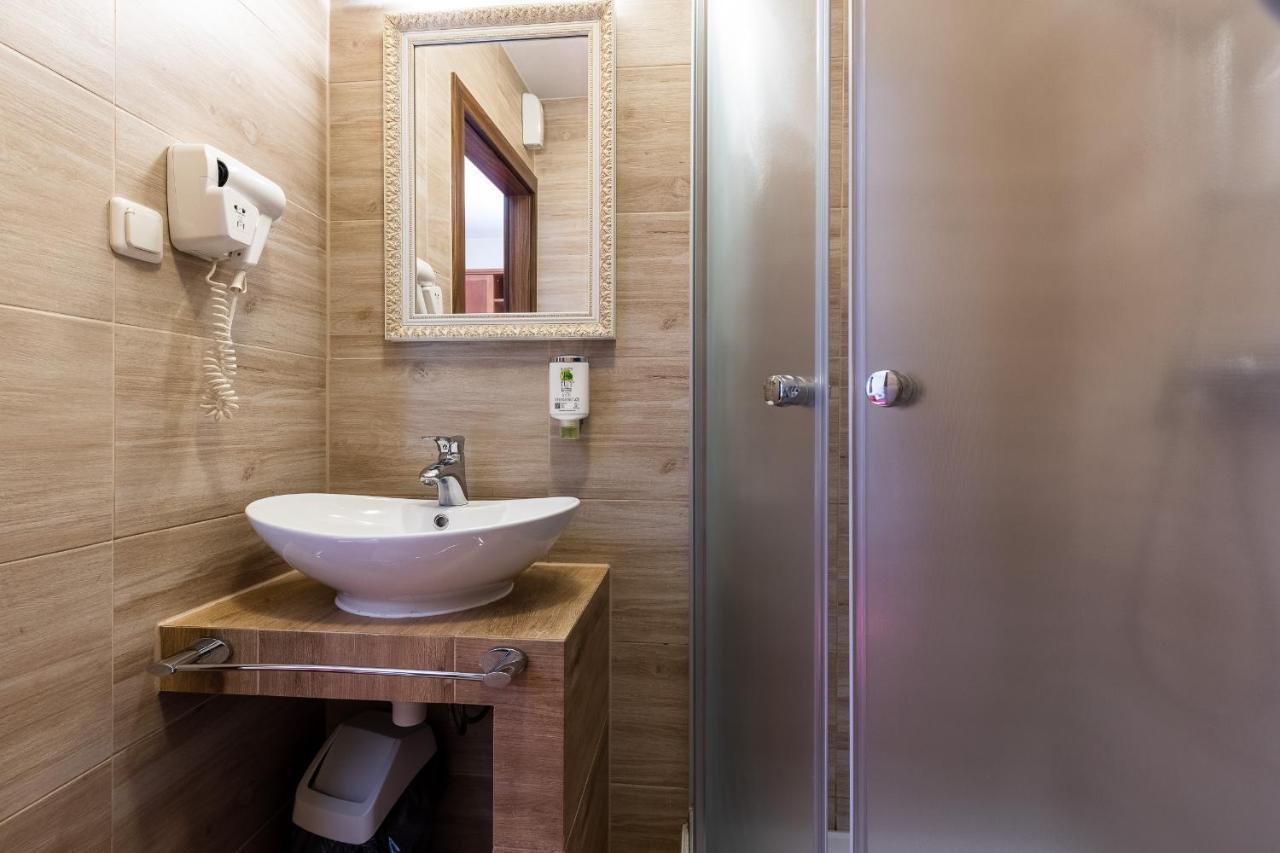 Hotel Diamond W Bialym Dworku Rahmel Exterior foto